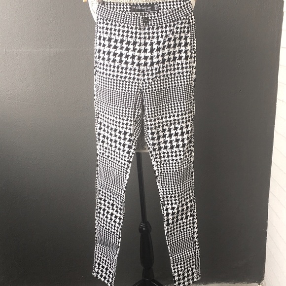 Seductions High-Waisted Skinny Pants - Picture 2 of 5